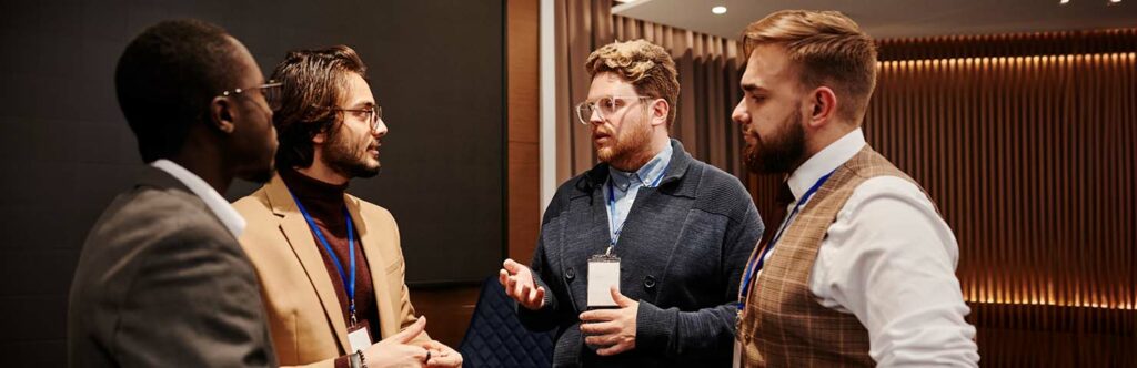 Photo de 4 hommes discutant lors d'un séminaire en entreprise.