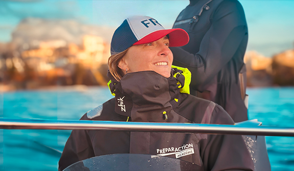 Photo d'Eva Eeckman, coach open skiff & préparatrice mental à bord d'un bateau