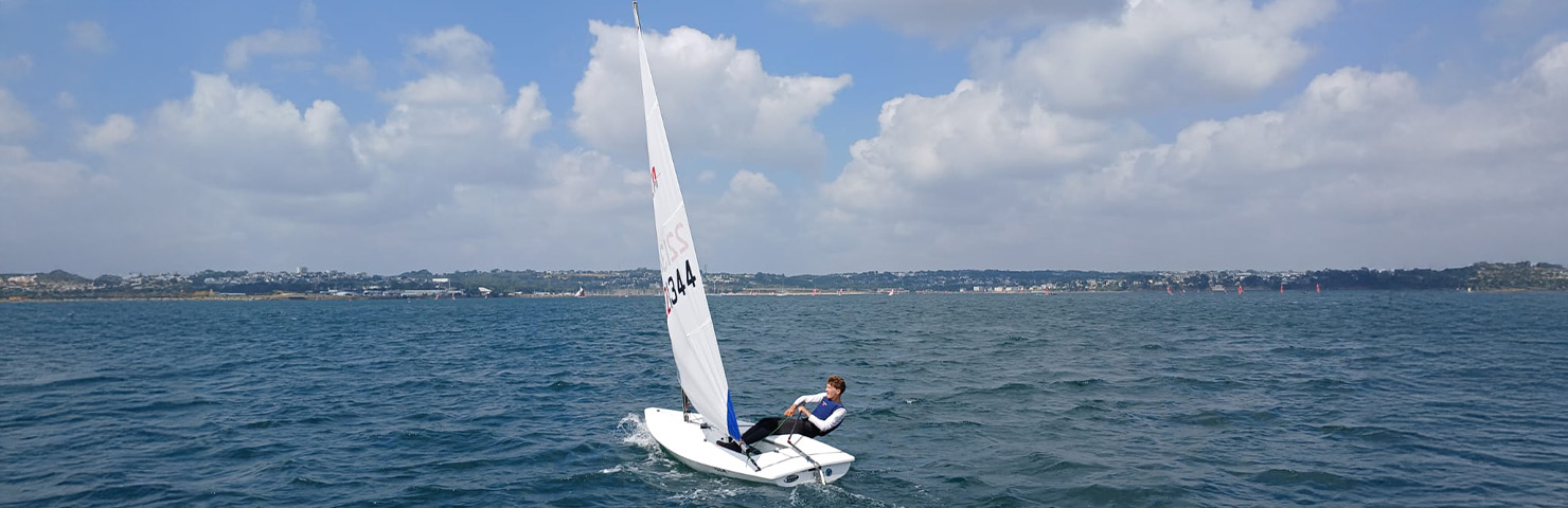 Stages de voile été 2025 : PréparAction Académie à la barre  