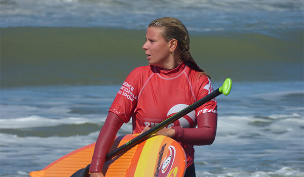 Prune Guérin athlète de haut niveau en SUP Surf